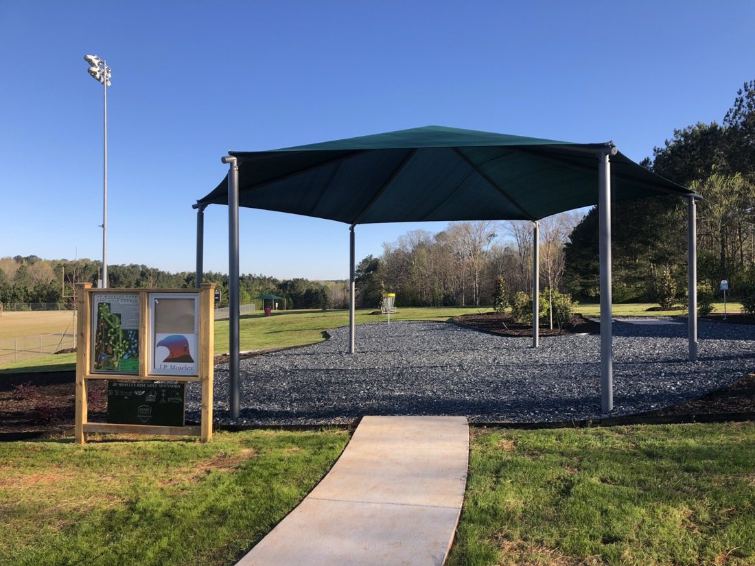 Shade pavilion and course kiosk at the course entrance at JP Moseley Park
