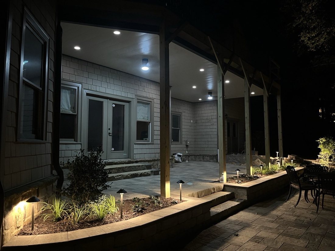 Covered patio with planter and step lighting